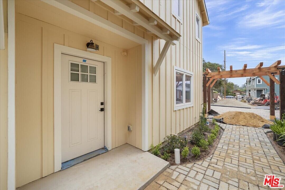 1317 Punta Gorda St in Santa Barbara, CA - Foto de edificio