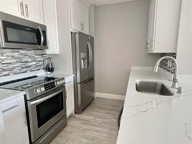property at 630 S Sapodilla Ave