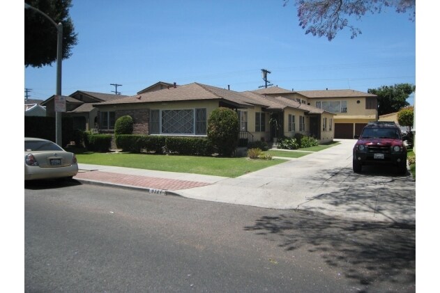 9327 San Antonio Ave in South Gate, CA - Foto de edificio