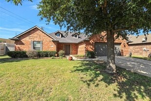 6601 Pine Hills Ln in Denton, TX - Building Photo