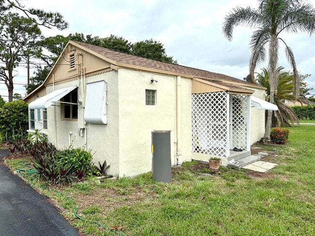 4743 Purdy Ln in West Palm Beach, FL - Foto de edificio - Building Photo