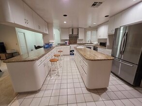 390 S Sepulveda Blvd, Unit 311 in Los Angeles, CA - Foto de edificio - Building Photo