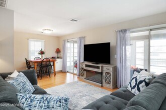 41 Longpoint Dr in Brick, NJ - Building Photo - Building Photo