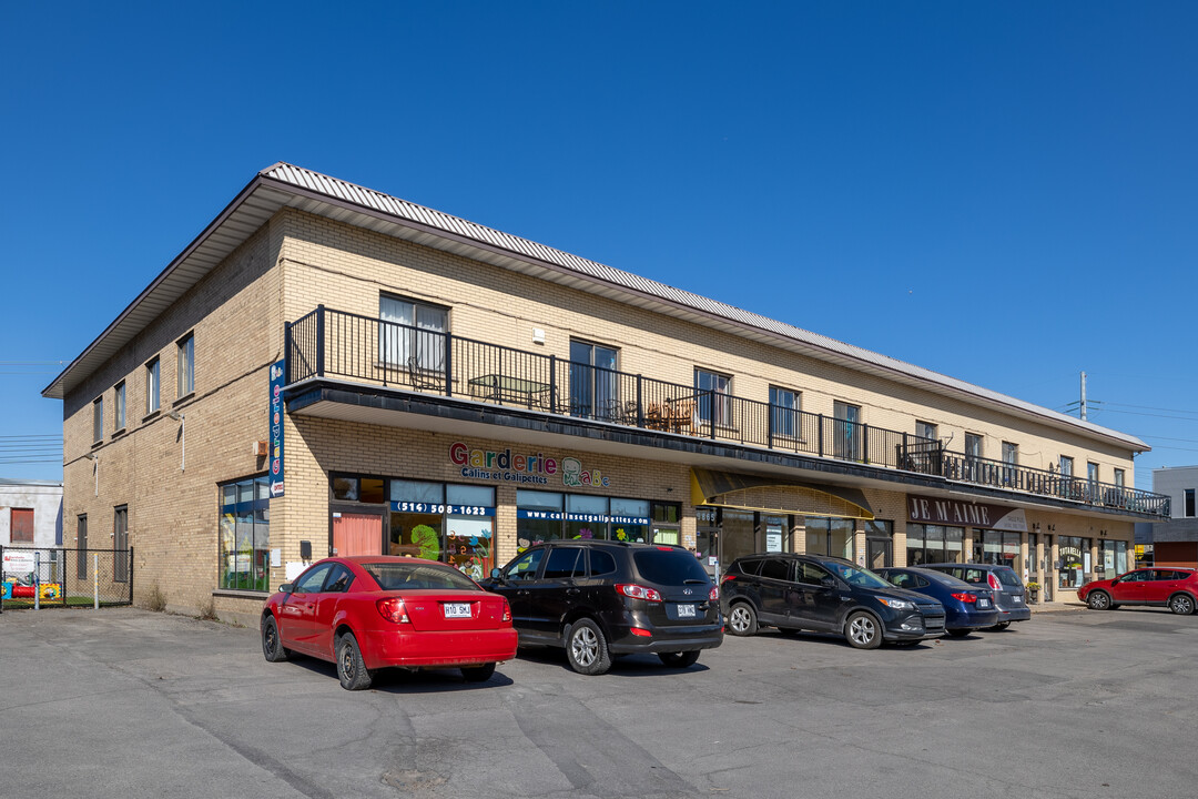 9865 Saint-Michel in Montréal, QC - Building Photo