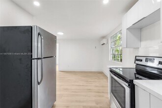 2385 SW 17th St in Miami, FL - Building Photo - Building Photo