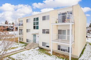 2735 38th St SW in Calgary, AB - Building Photo