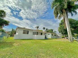 580 NE 170th St in North Miami Beach, FL - Building Photo