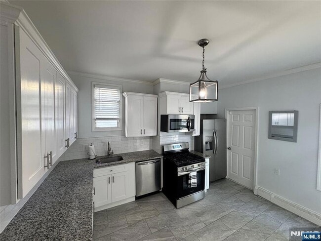 24 Pamrapo Ave, Unit 1 in Jersey City, NJ - Building Photo - Building Photo