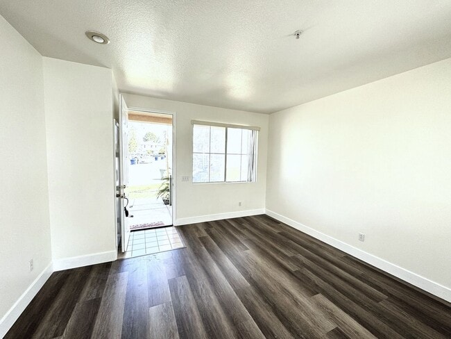 5890 Ventana Dr in Fontana, CA - Building Photo - Building Photo