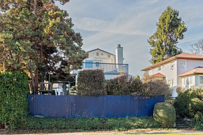 property at 6807 Aurora Ave N