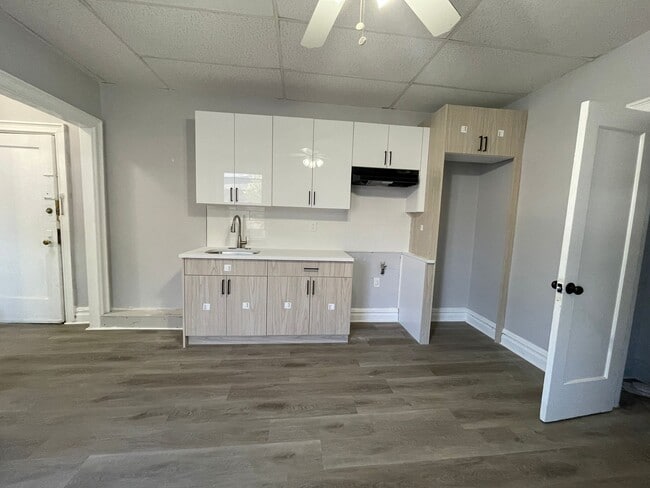 140 Hutton St, Unit 8