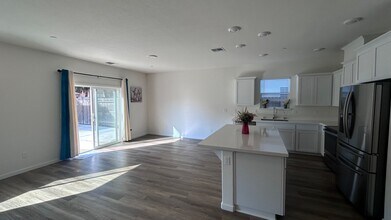 577 Bedfordshire Dr in Patterson, CA - Building Photo - Building Photo