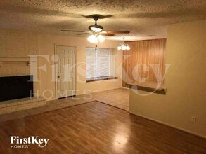 2418 Aprilmont Dr in Sugar Land, TX - Foto de edificio - Building Photo