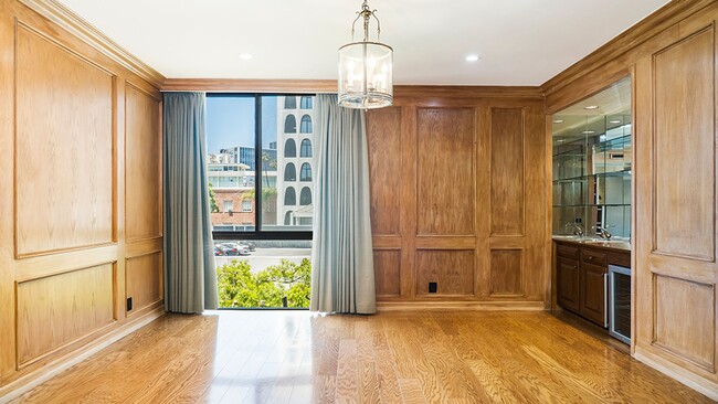 135 S McCarty Dr in Beverly Hills, CA - Building Photo - Building Photo