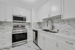 5600 N Flagler Dr in West Palm Beach, FL - Building Photo