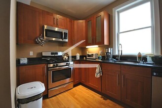 1592 Beacon St, Unit 2 in Brookline, MA - Foto de edificio - Building Photo