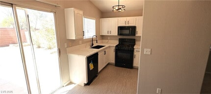 6615 Elk Creek Ln in Las Vegas, NV - Building Photo - Building Photo