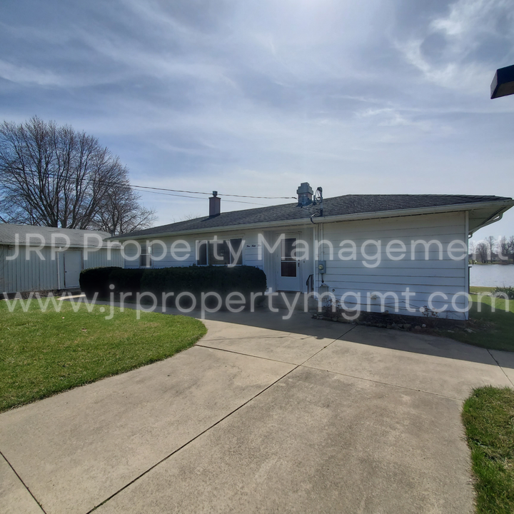 555 Norvell Beach Dr in Brooklyn, MI - Building Photo