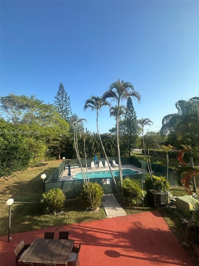 3910 Crystal Lake Dr in Pompano Beach, FL - Building Photo - Building Photo