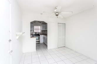 Affordable Beach Rentals in Miami Beach, FL - Building Photo - Interior Photo