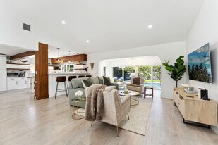 2205 NE 30th St in Lighthouse Point, FL - Building Photo