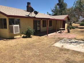 13828 Olema Rd in Apple Valley, CA - Foto de edificio - Building Photo