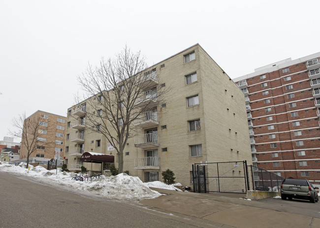 Surfside Apartments in Madison, WI - Foto de edificio - Building Photo