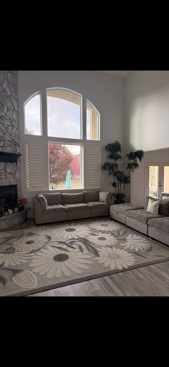 1574 W Meadow Green Dr in Riverton, UT - Building Photo - Building Photo