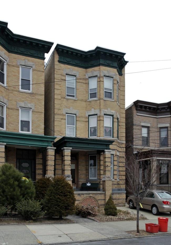 136 Highpoint Ave in Weehawken, NJ - Foto de edificio - Building Photo