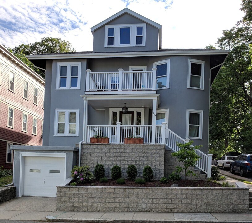 35 Oakland Rd, Unit # 1 in Brookline, MA - Foto de edificio