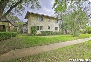 217 E Lullwood Ave in San Antonio, TX - Building Photo