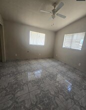 365 E Herndon Ave in Fresno, CA - Foto de edificio - Building Photo