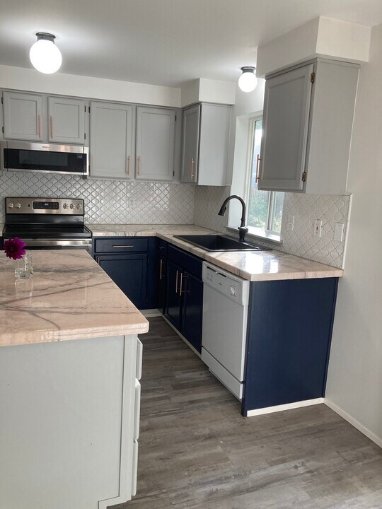 1525 Blackberry Dr in Mount Vernon, WA - Building Photo