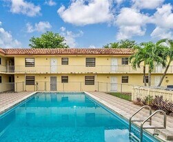 8701 SW 12th St in Miami, FL - Building Photo