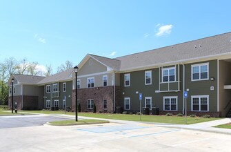 McRae-Helena Estates in Mc Rae, GA - Foto de edificio - Building Photo