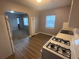 206 Locust St, Unit 11 in Burlington, IA - Building Photo