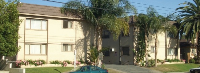 4956-4960 Kester Ave in Sherman Oaks, CA - Foto de edificio - Building Photo