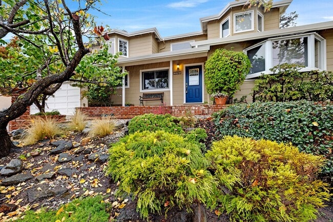 2761 Bromley Dr in San Carlos, CA - Building Photo - Building Photo