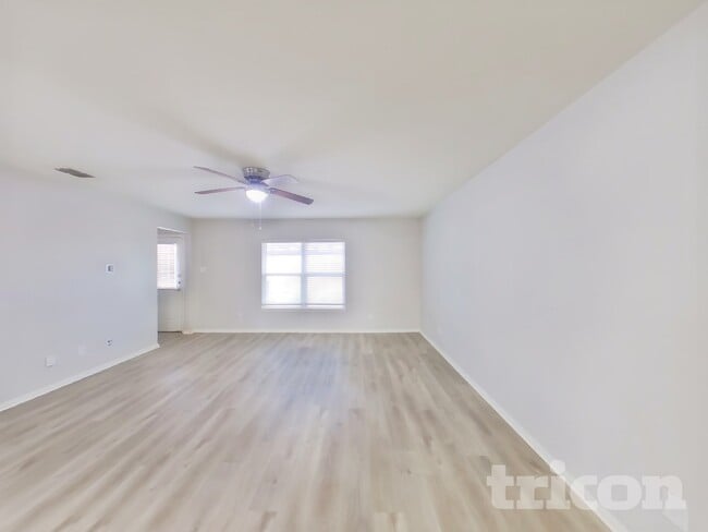 7007 Capeshaw in San Antonio, TX - Foto de edificio - Building Photo