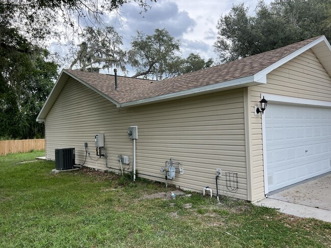 106 Cherry Blossom Ln in Lady Lake, FL - Foto de edificio - Building Photo