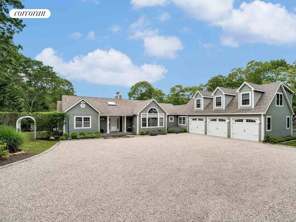 537 Hands Creek Rd in East Hampton, NY - Building Photo