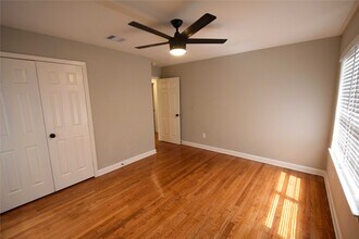 8130 Sharondale Dr in Houston, TX - Building Photo - Building Photo