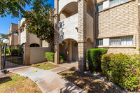 8225 N Central Ave in Phoenix, AZ - Foto de edificio - Building Photo