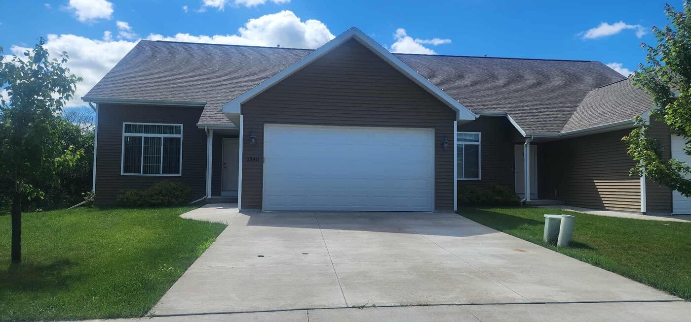 1340 Moon Ridge Ct in Kaukauna, WI - Building Photo