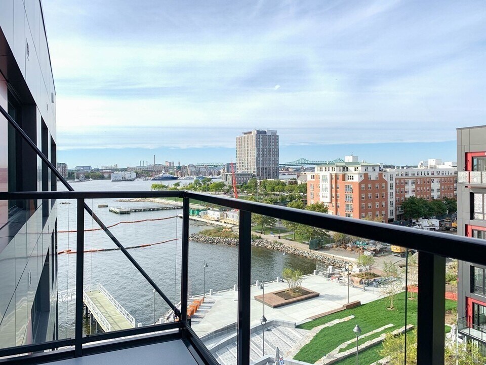 65 Lewis St in Boston, MA - Building Photo