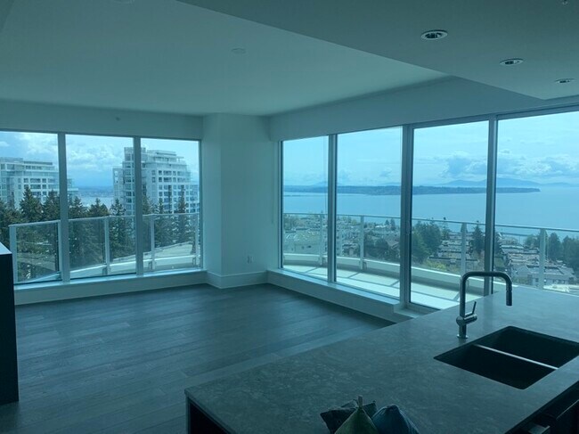 1501 Foster St in White Rock, BC - Building Photo - Building Photo