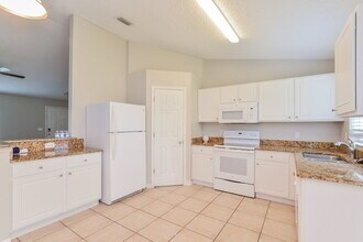 1061 Pinder St in Deltona, FL - Foto de edificio - Building Photo