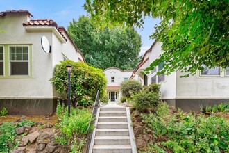 Pacific Court in Portland, OR - Building Photo - Primary Photo