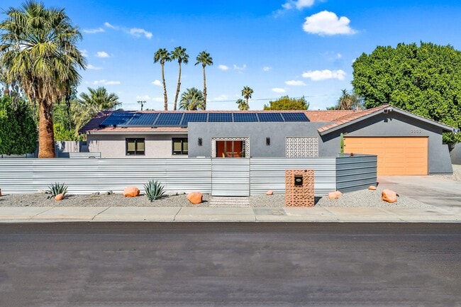 2222 E Via Escuela in Palm Springs, CA - Building Photo - Building Photo