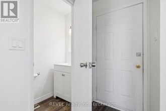 8136 Coventry Rd in Niagara Falls, ON - Building Photo - Building Photo